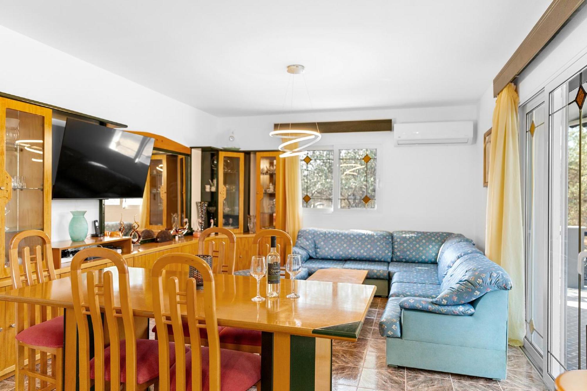 Villa S&t Charaki
