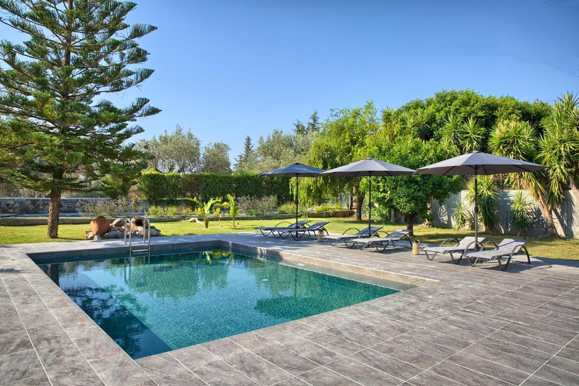 Villa S&t Charaki
